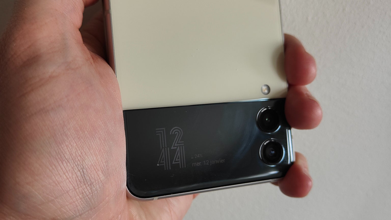 L'écran extérieur du Galaxy Z Flip3 5G permet de visualiser ses notifications, mais pas seulement...