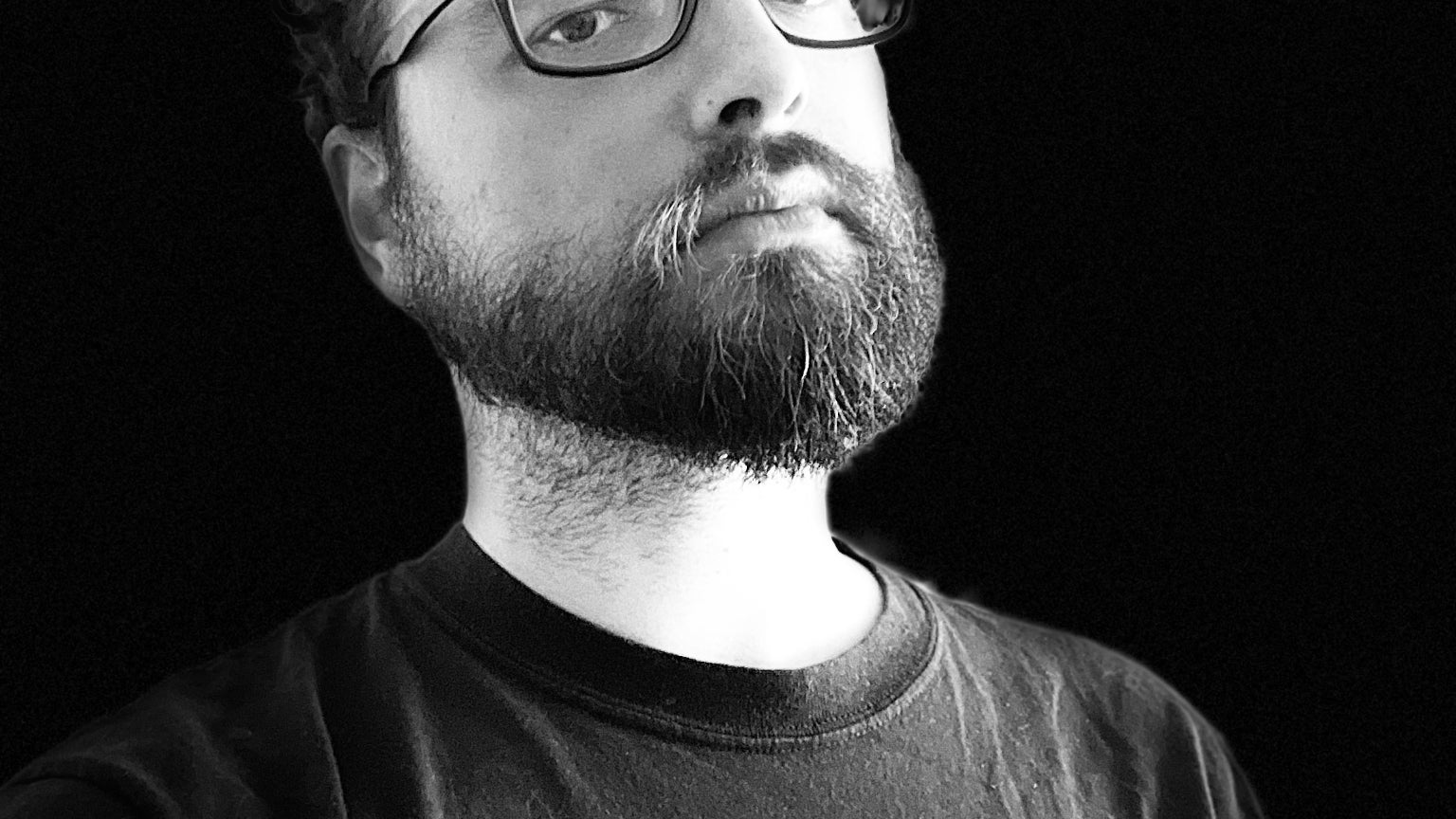 Les selfies en mode Portrait avec Éclairage de scène mono vous plongeront dans le noir  total