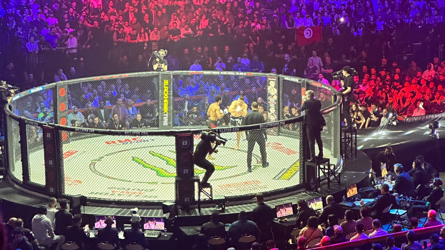 Lors d'un évènement en salle, ici le Bellator Paris à Bercy, l'iPhone 14 Pro ne fera pas de miracles depuis les gradins, gérant mal le public qui se trouve sous des lumières chaudes, mais parvient tout de même à capter le cœur de la scène.