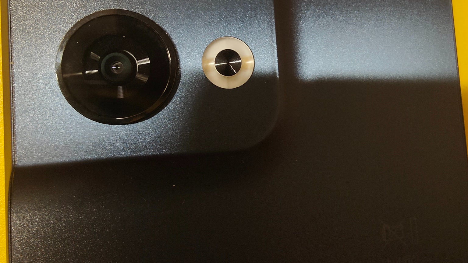 Le triple capteur au dos laisse surtout apparaître les deux capteurs Sony, massifs