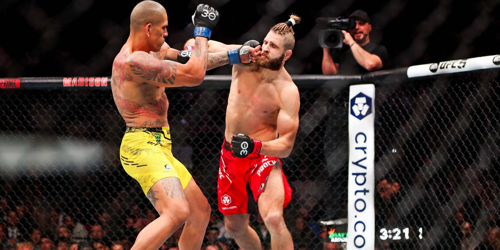 Alex Pereira (gants bleus) lors de son combat face à Jiri Prochazka à l'occasion de l'UFC 295, le 11 novembre 2023 au Madison Square Garden (New York).