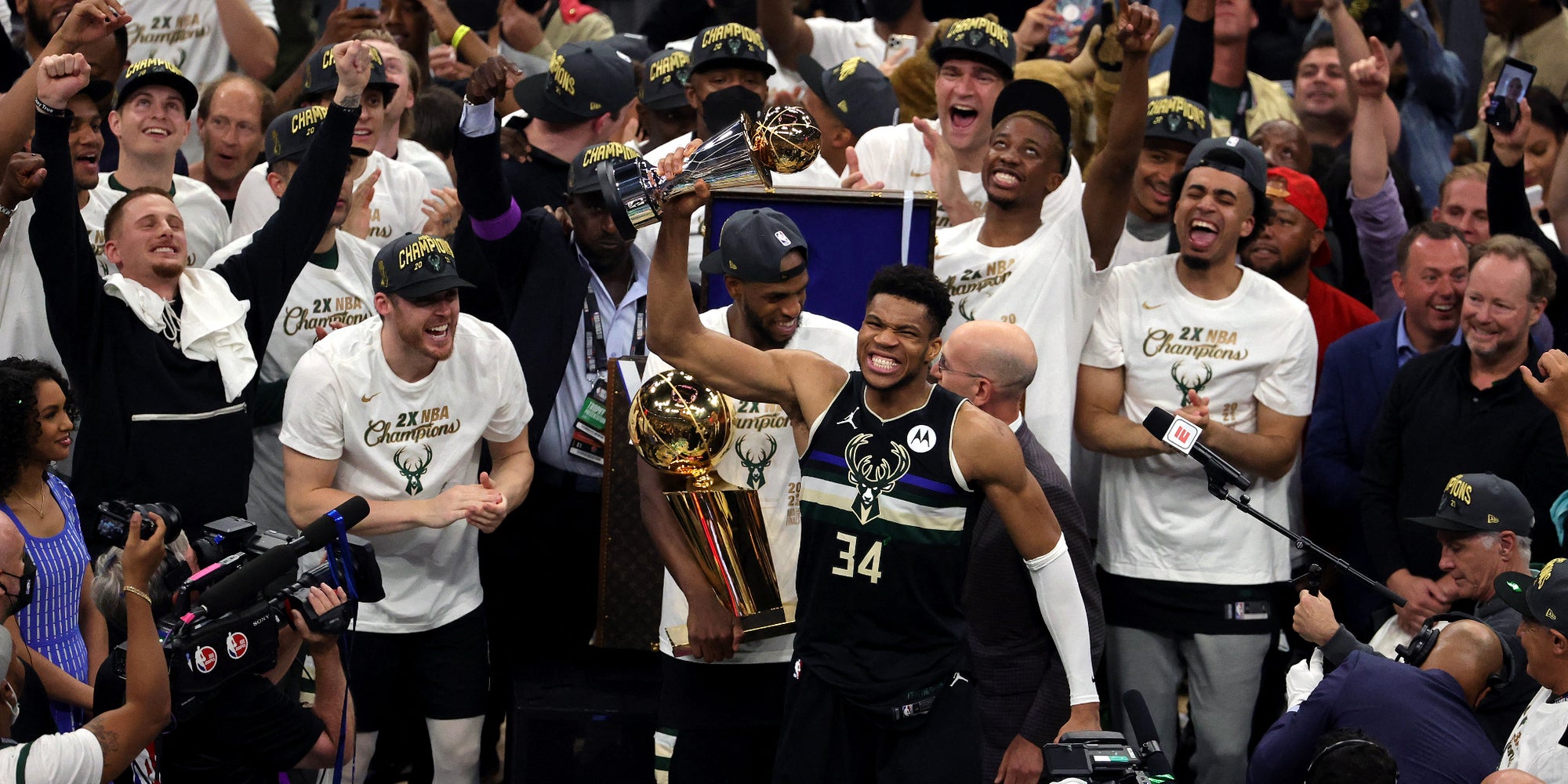 Giannis Antetokounmpo, sacré à la fois Champion NBA avec les Milwaukee Bucks et MVP des Finals, à l'issue d'un Match 6 remporté contre les Phœnix Suns à Milwaukee, le 20 juillet 2021.