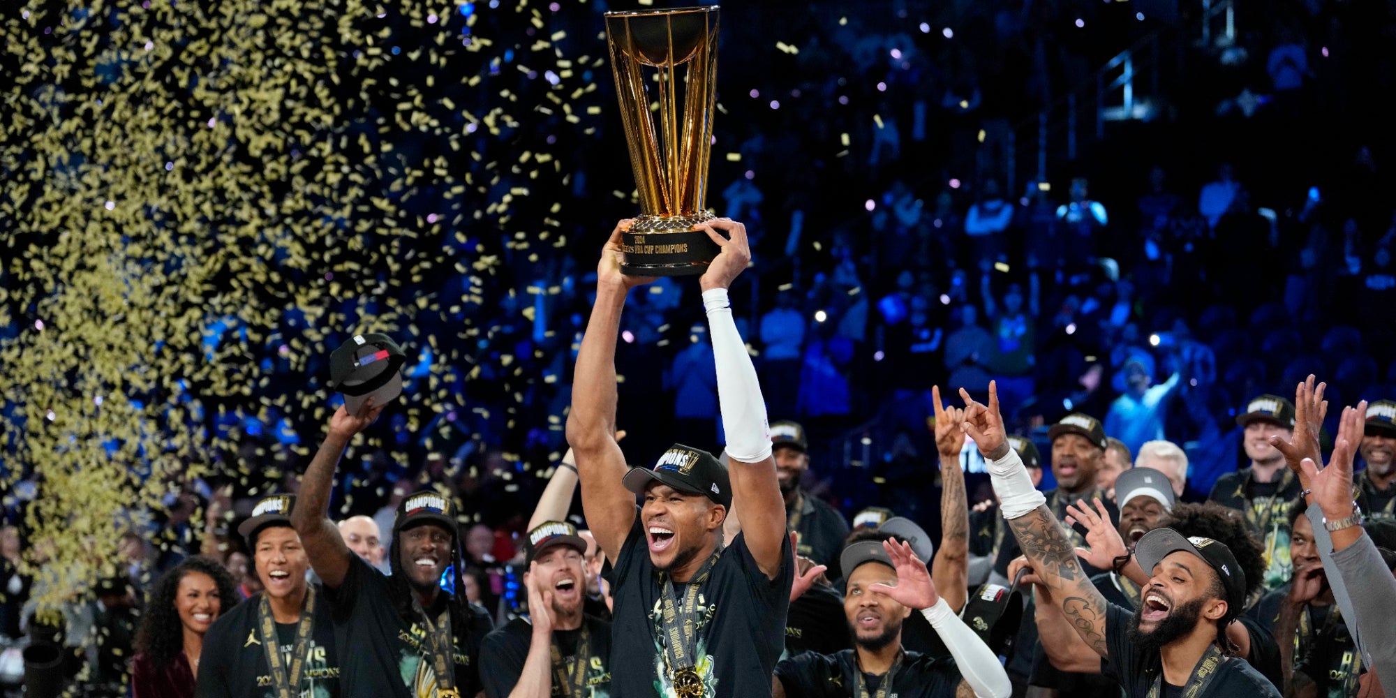 Giannis Antetokounmpo et les Milwaukee Bucks célèbrent leur victoire en finale de NBA Cup contre le Thunder d'Oklahoma City, à la T-Mobile Arena de Las Vegas, le 17 décembre 2024.

