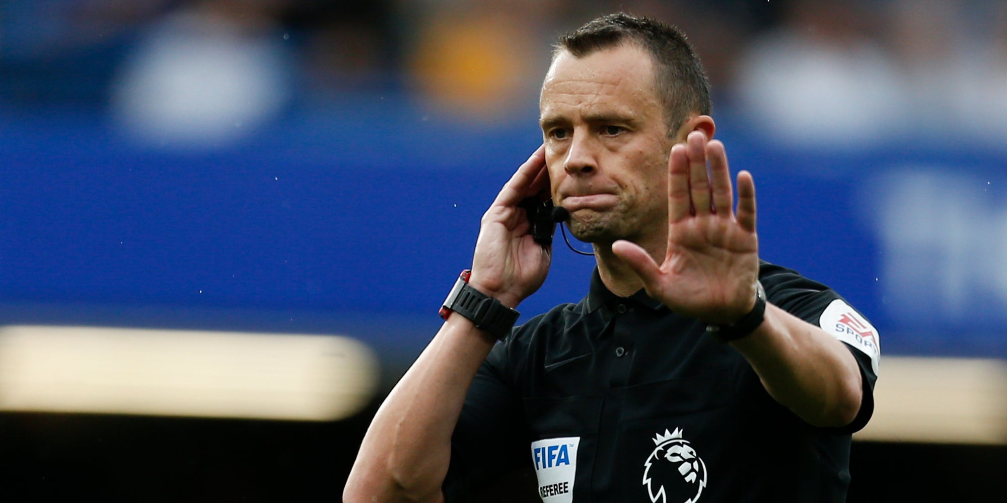 L'arbitre Stuart Attwell consulte la VAR lors du match de Premier League Chelsea - Sheffiled United, à Londres, le 31 août 2019.