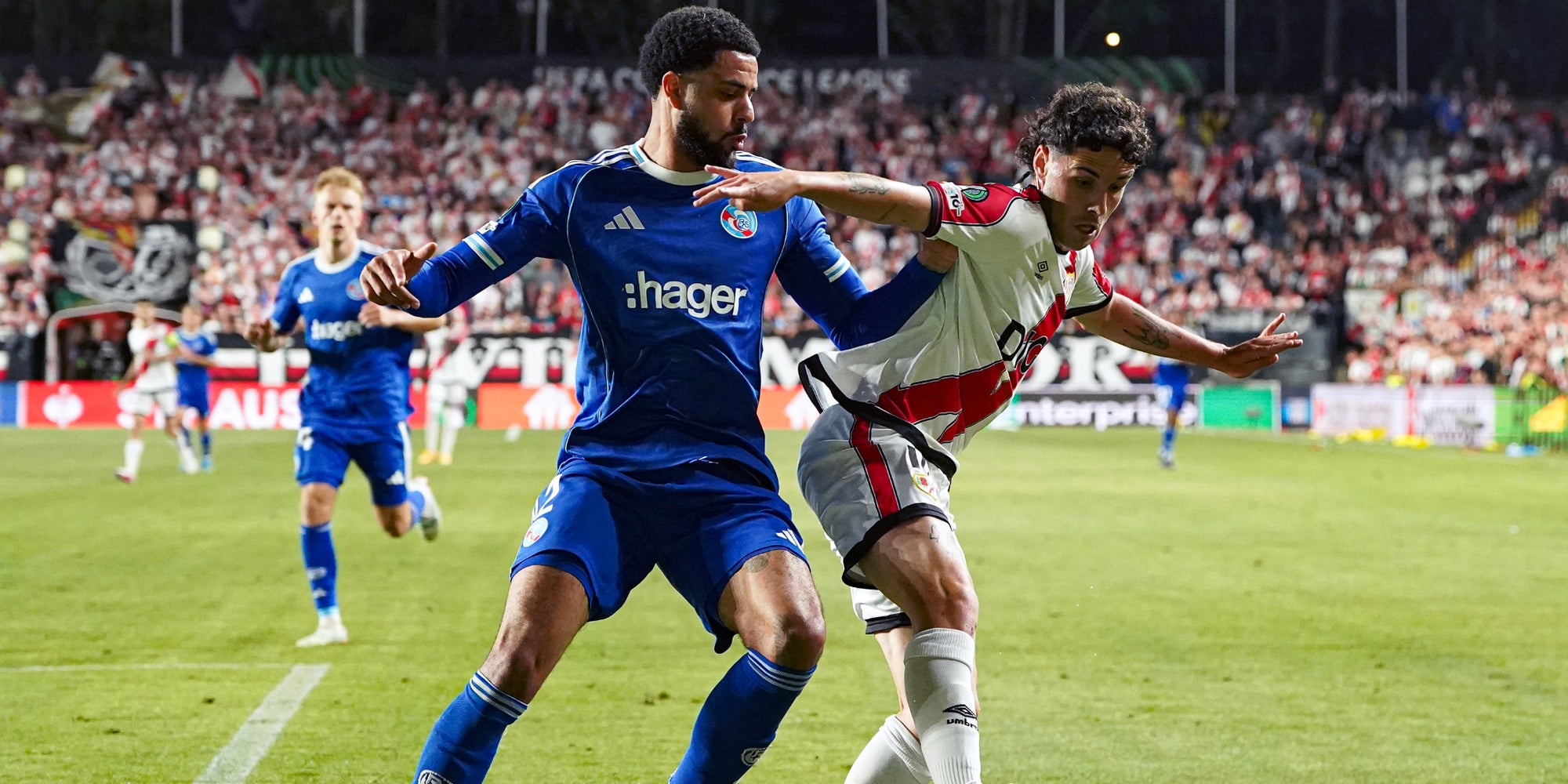 Le duel entre Andrew Omobamidele et Sergio Camello, lors de la demi-finale aller de Ligue Conférence Rayo Vallecano-Strasbourg, le 30 avril 2026.