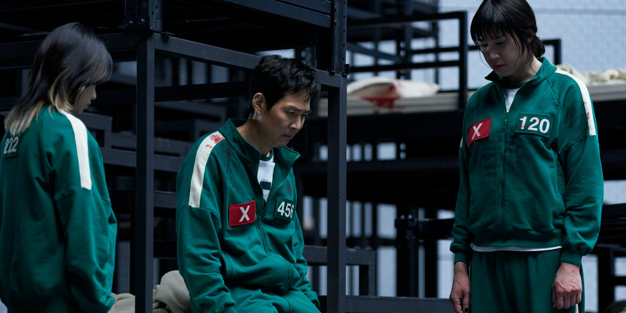 Jo Yu-ri (Jun-hee), Lee Jung-jae (Seong Gi-hun), et Park Sung-hoon (Hyun-ju) dans ''Squid Game''.