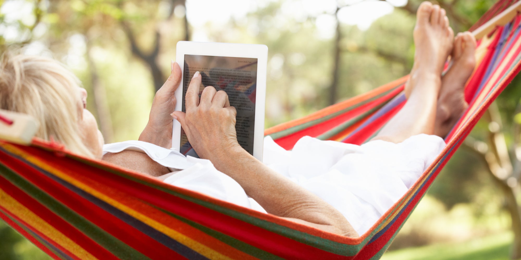 Surfez sur votre tablette n'importe où, sans même avoir votre smartphone sur vous, grâce à votre forfait mobile et l'option Multisurf chez SFR.