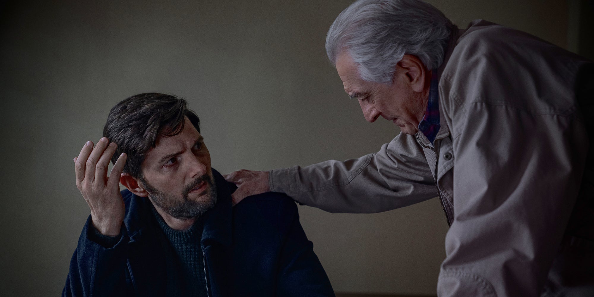 Adam Scott et Robert De Niro dans "The Whisper Man" sur Netflix.