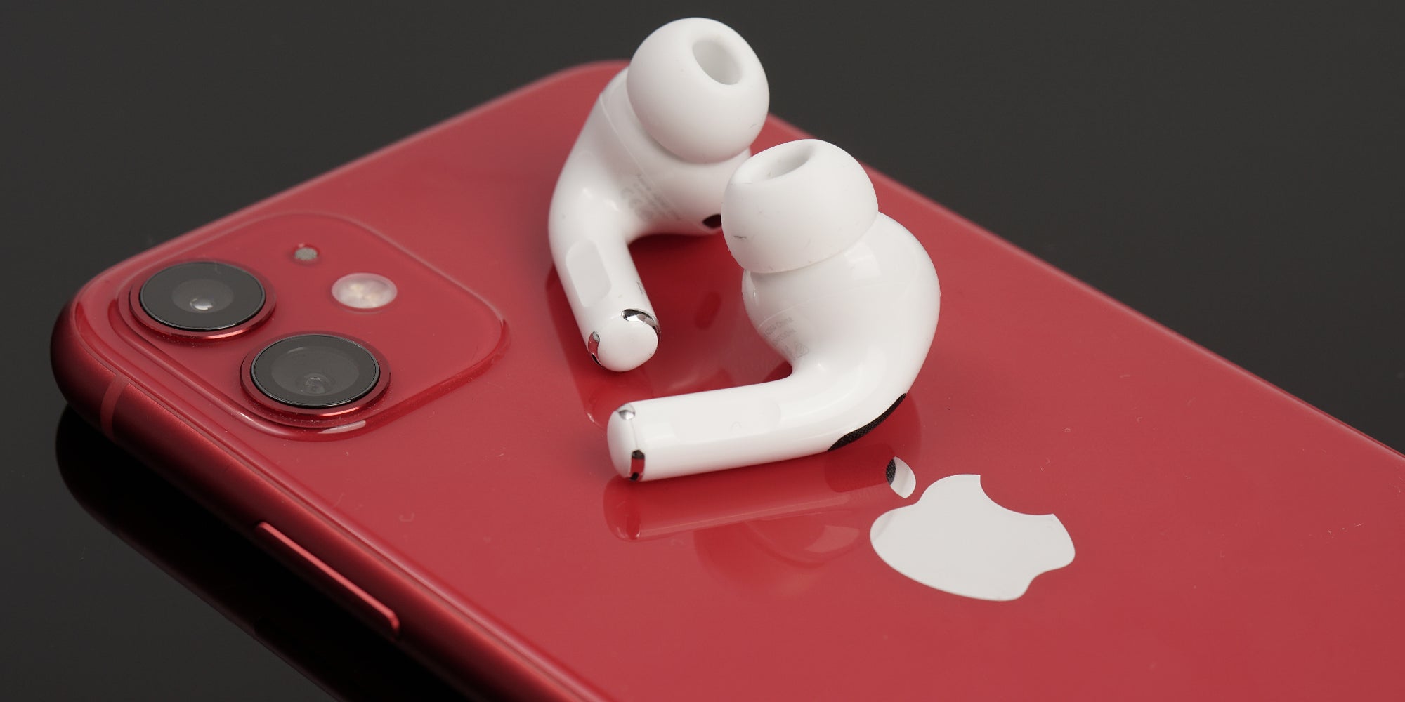 Faites d'une pierre deux coups : procurez-vous un iPhone et les AirPods qui vont avec, à moindre prix chez SFR !