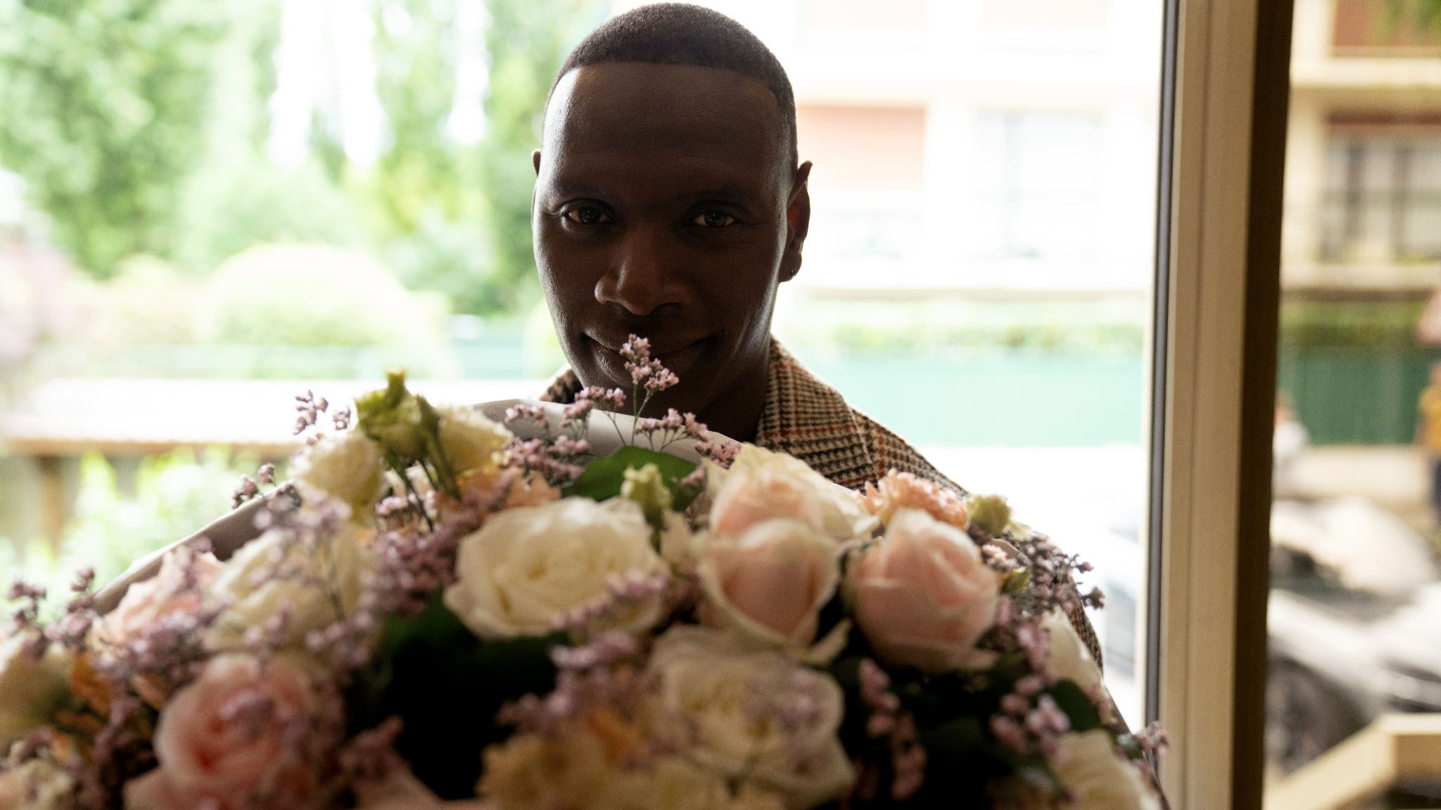Omar Sy est Abel Camara dans la comédie romantique "French Lover", prochainement disponible sur Netflix !
