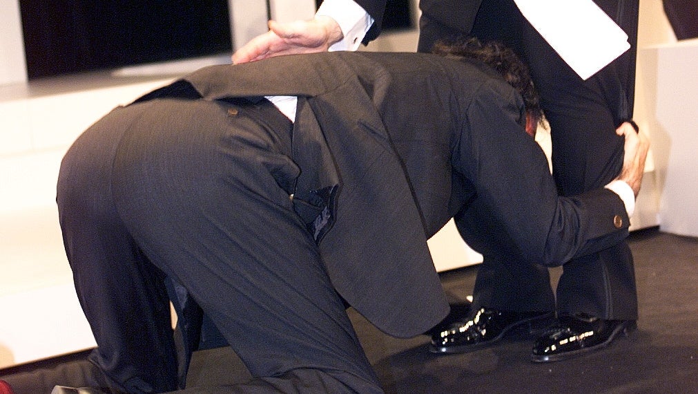 Le réalisateur italien Roberto Benigni ne contient pas sa joie et baise même les pieds de Marin Scorsese, après avoir obtenu la Palme d'Or pour "La Vie Est Belle" en 1998