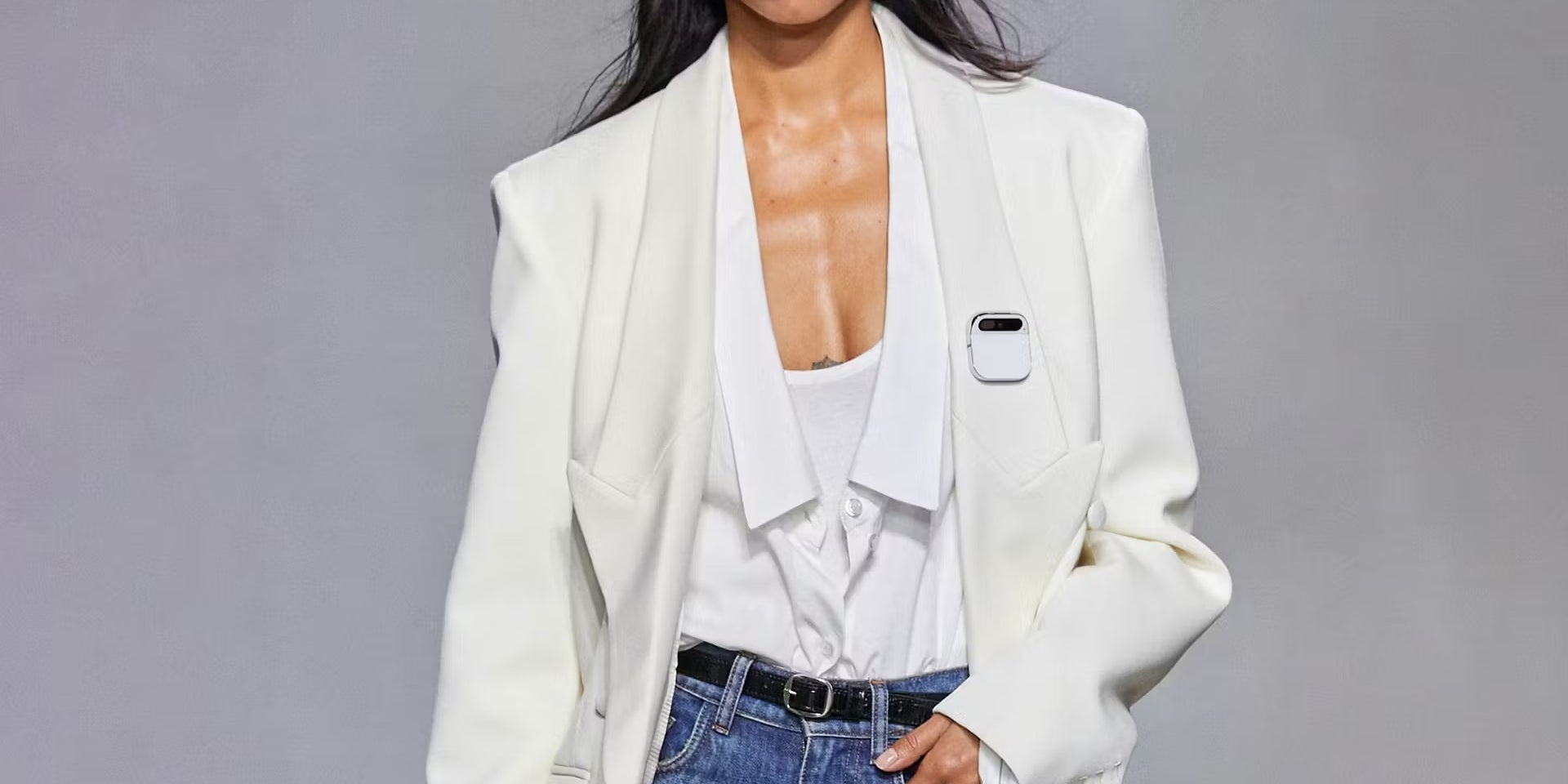 La start-up Humane a développé un pin's intelligent qui remplacera bientôt nos smartphones (?)