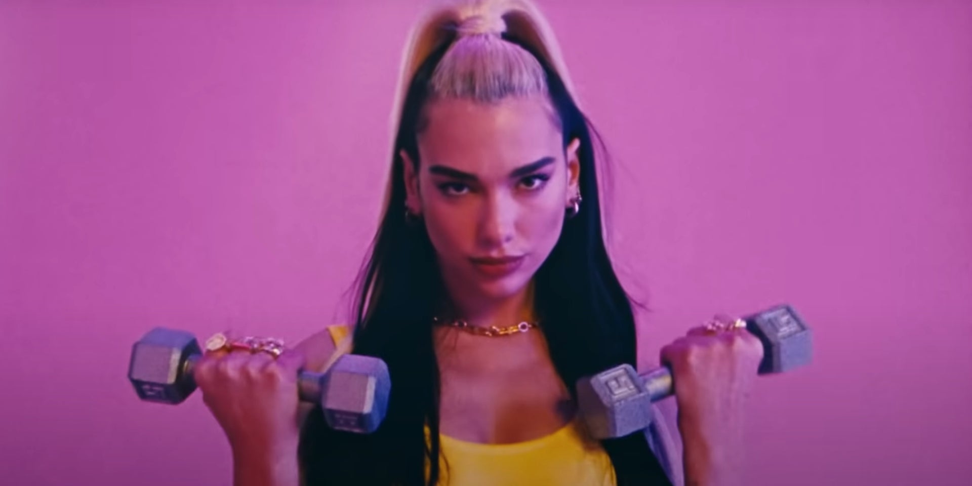 Dua Lipa dans le son clip Let's Get Physical Work Out