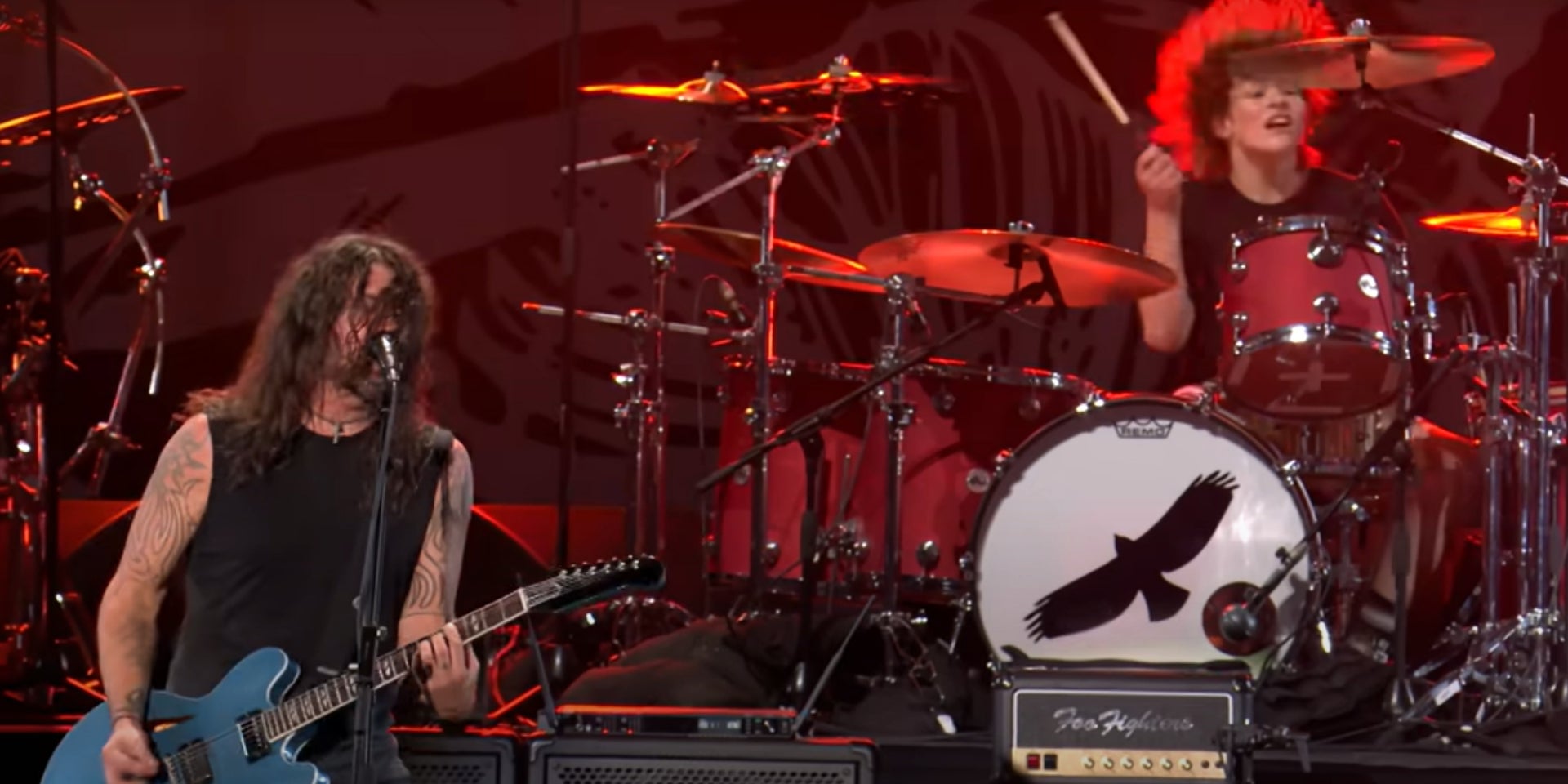 Dave Grohl et Shane Hawkins, le fils de Taylor, sur la scène de Wembley pour le concert hommage des Foo Fighters, le 3 septembre 2022 à Londres