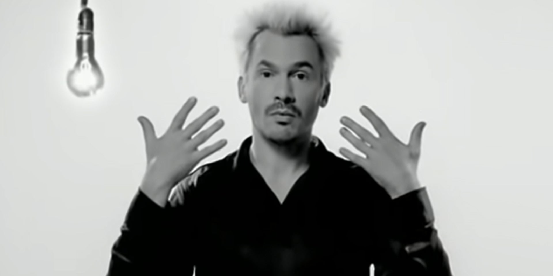 Florent Pagny en 1997 dans son clip Savoir Aimer