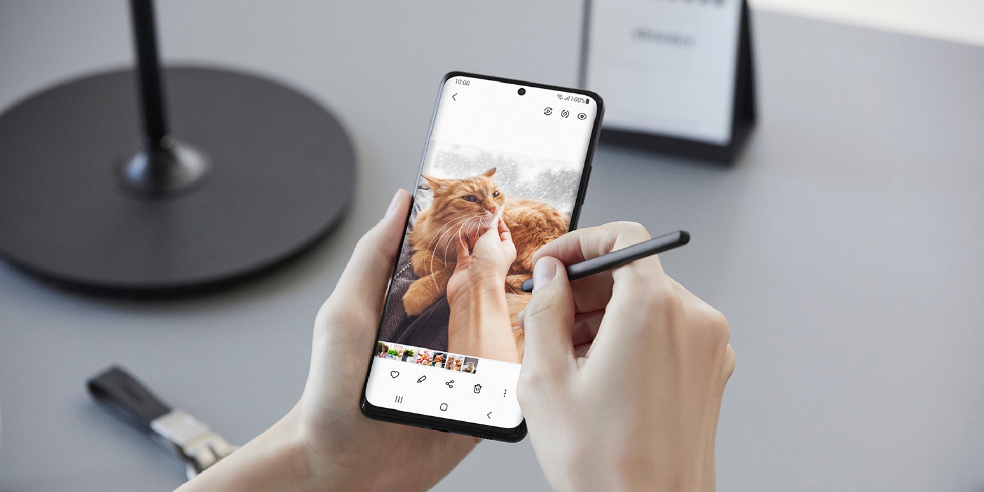 Ici le Galaxy S21 et son stylet, bientôt intégré dans le châssis du S22. 