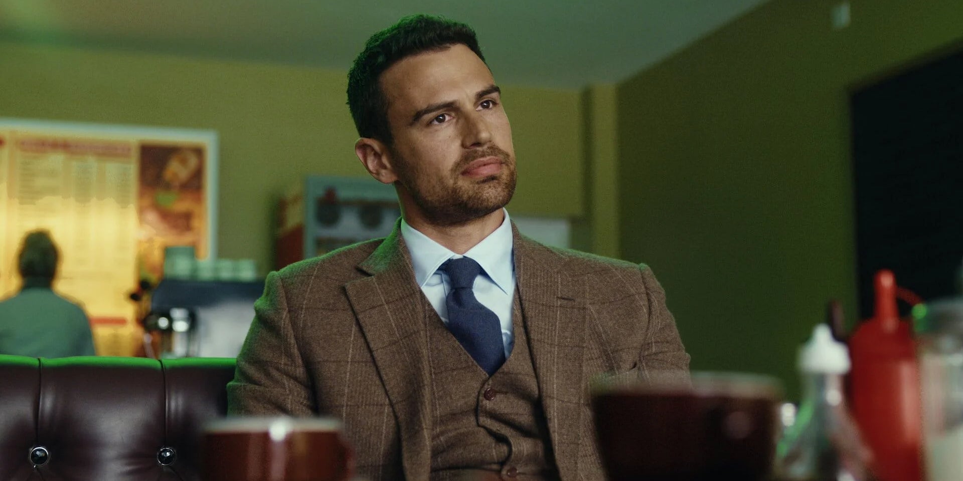 Theo James dans la série "The Gentlemen" sur Netflix.