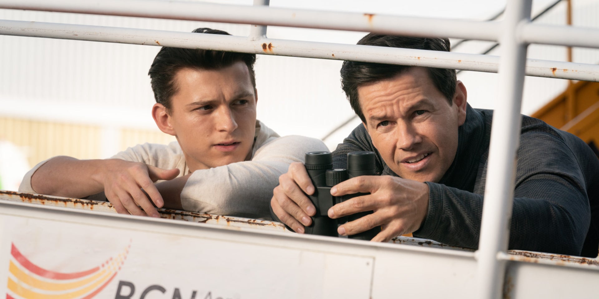 Mark Walberg et Tom Holland dans Uncharted