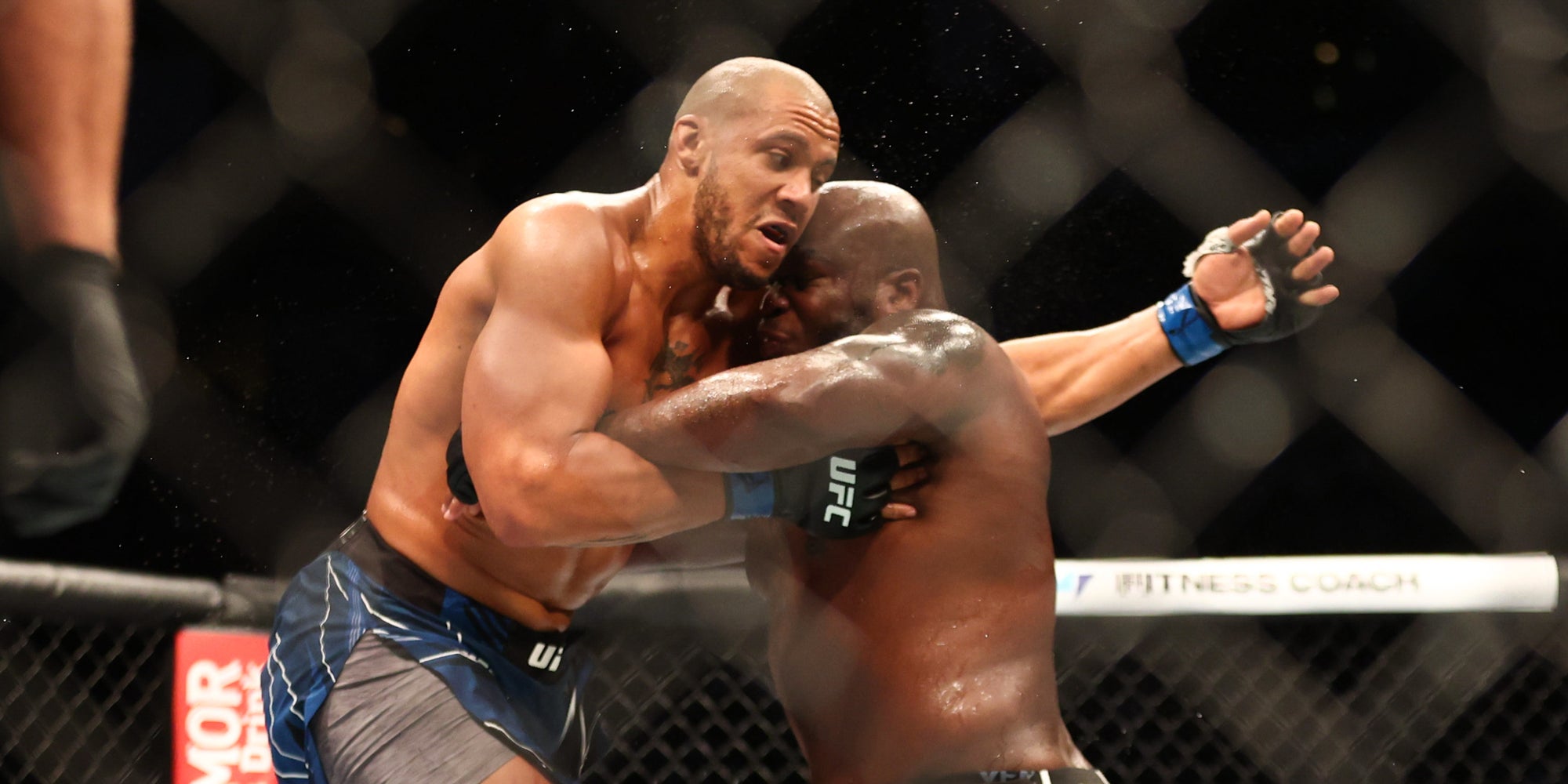 Le Français Ciryl Gane face à Derrick Lewis lors de l'UFC 265, à Houston, Texas, le 7 août 2021. 