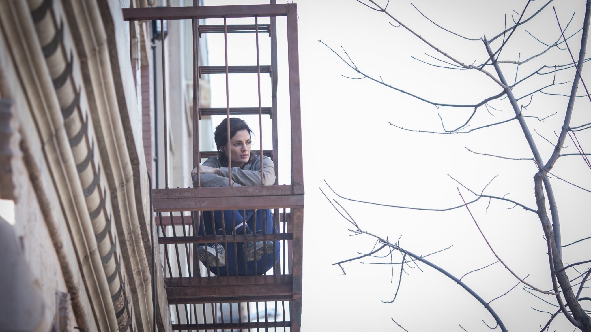 Stana Katic, dans le rôle d’Emily Byrne, la star de la série Absentia diffusée sur Altice Studio.