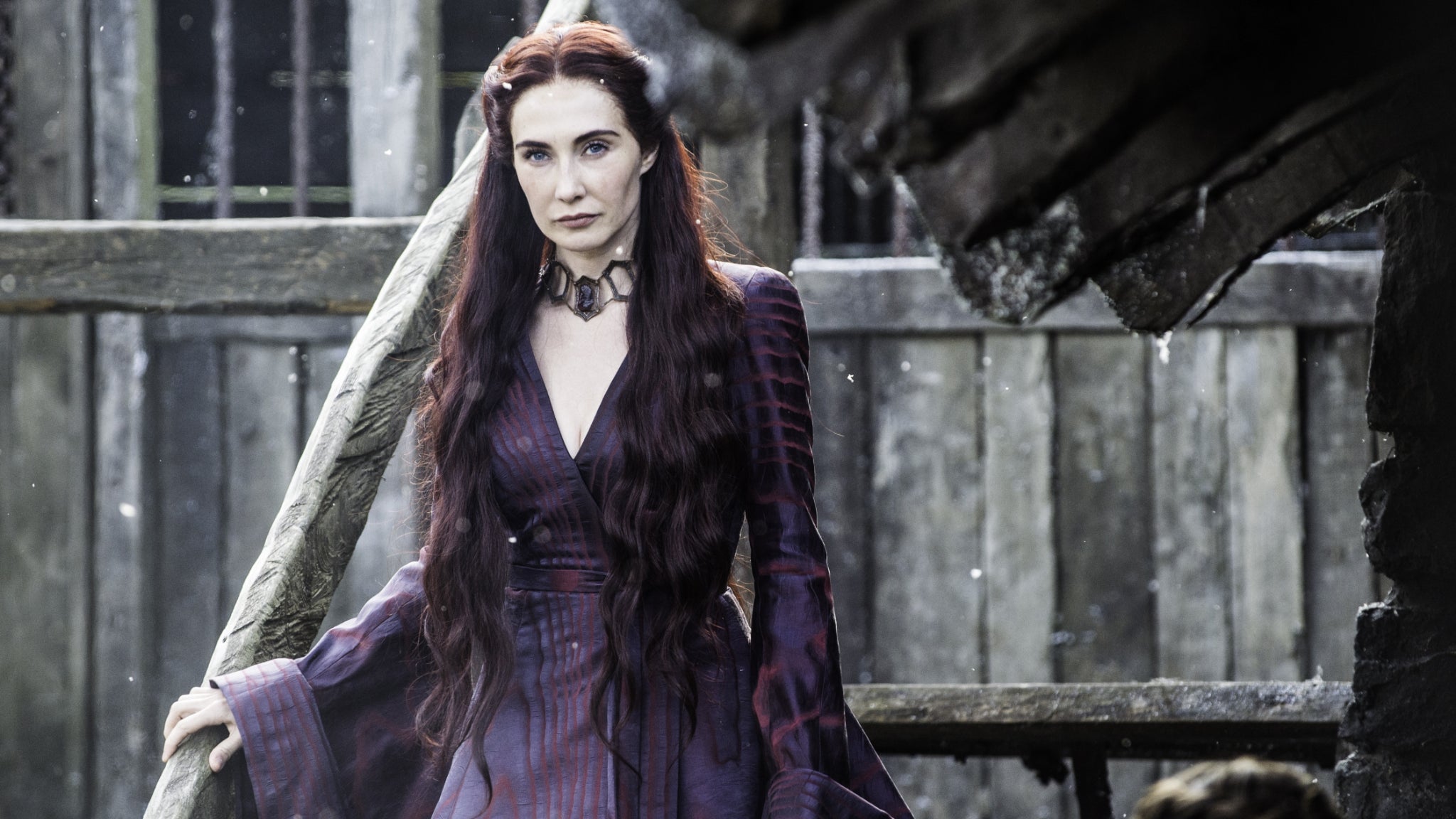 Mélisandre (Carice van Houten), prêtresse rouge, fidèle de R’hllor, qui pourrait avoir un rôle à jouer dans la prophétie d’Azor Ahai. Mélisandre (Carice van Houten), prêtresse rouge, fidèle de R’hllor, qui pourrait avoir un rôle à jouer dans la prophétie d’Azor Ahai.