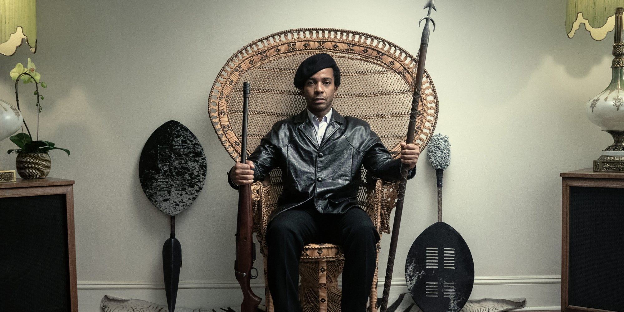 André Holland incarnant Huey Newton, fondateur des Black Panthers, dans la série ''The Big Cigar'', à voir sur Apple TV+.