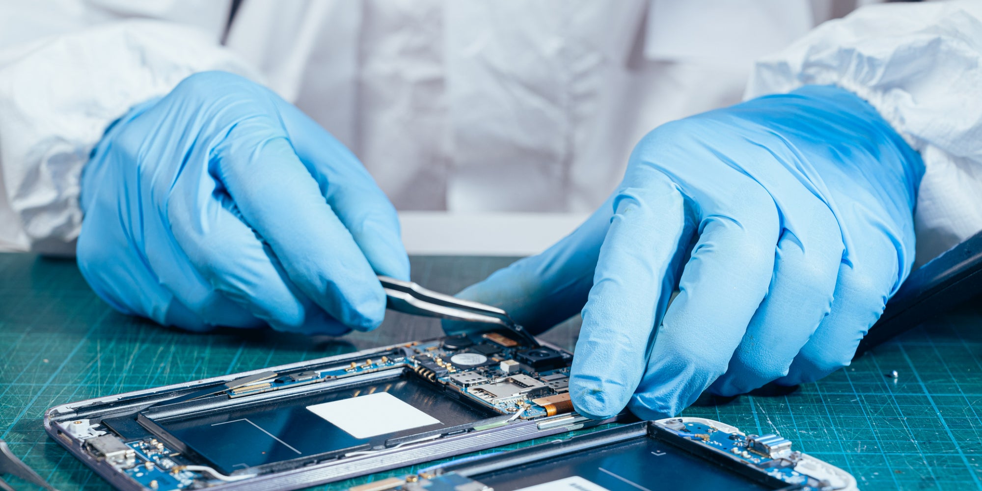 Voici tout ce qu'il faut comprendre des nouvelles mesures votées par l'UE concernant le droit à la réparation. 