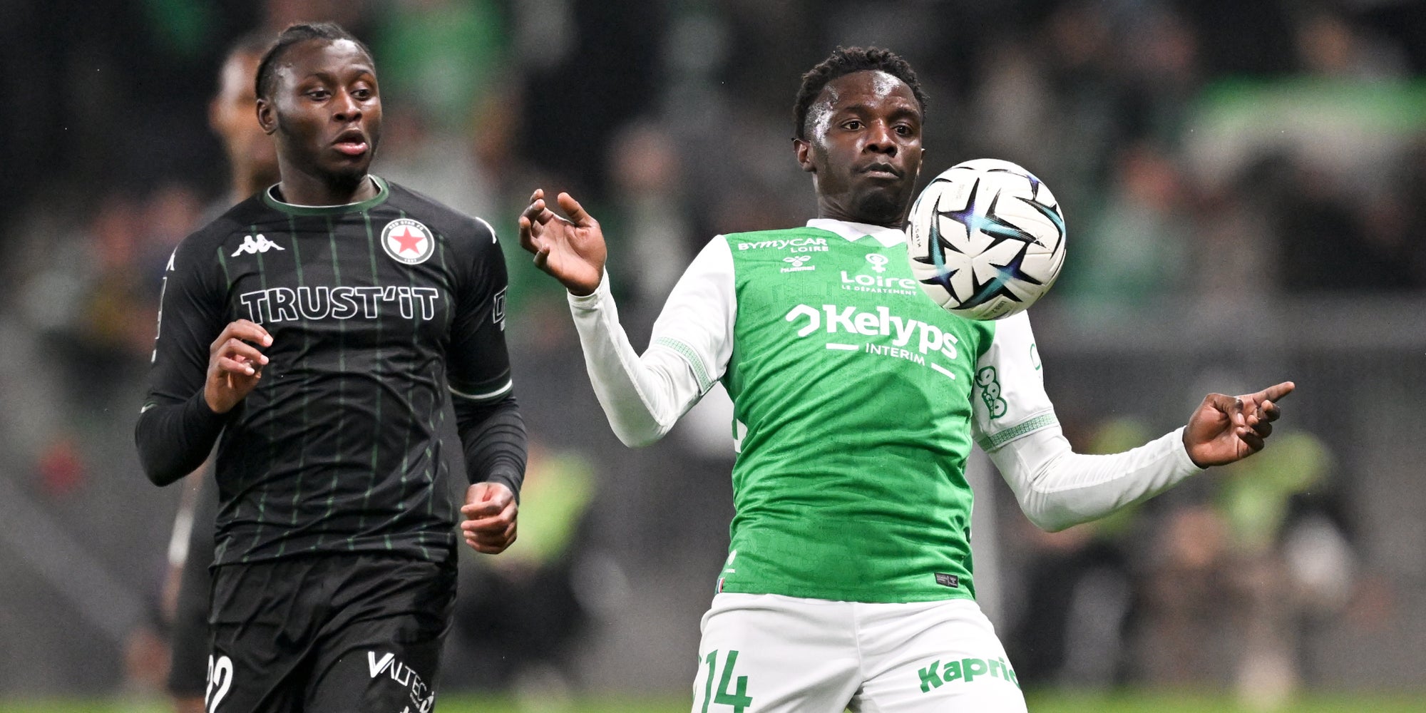 Dembo Sylla et Abdoulaye Kanté pendant le match de Ligue 2 opposant Saint-Étienne au Red Star, au stade Geoffroy-Guichard, le 7 mars 2026.