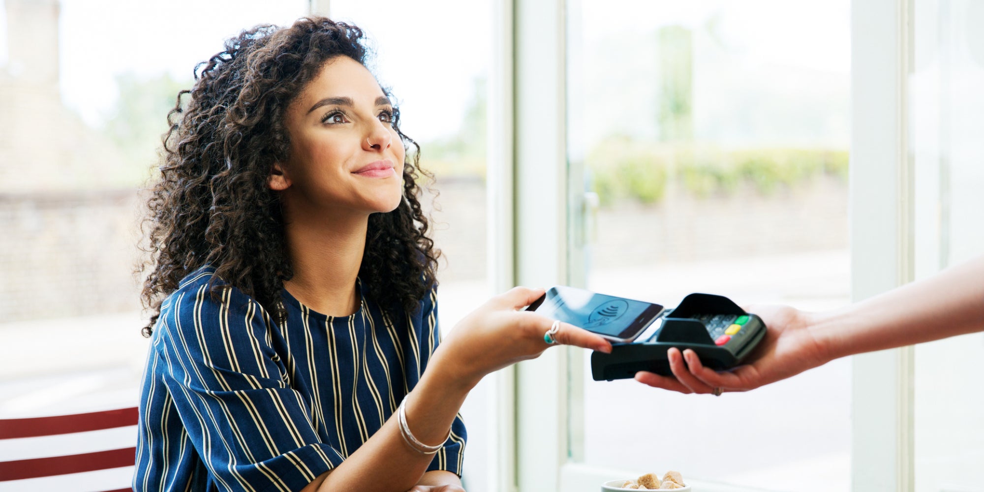 Apple va modifier son système de paiement : le détenteurs d'un Iphone ne seront plus obligés de passer par Apple Pay. 