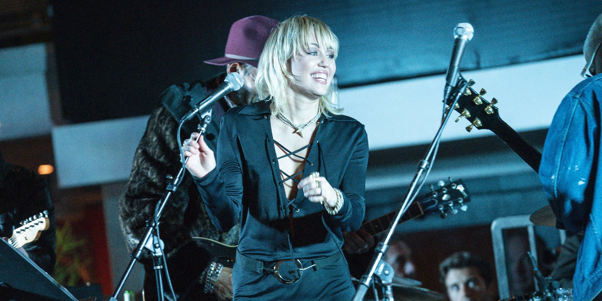 Miley Cyrus sur la scène du Sunset Marquis à West Hollywood, en février 2020