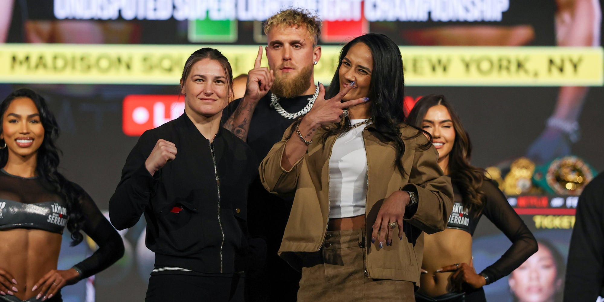 Katie Taylor, Jake Paul et Amanda Serrano lors de la conférence de presse au Madison Square Garden, le 9 avril 2025, à New York.
