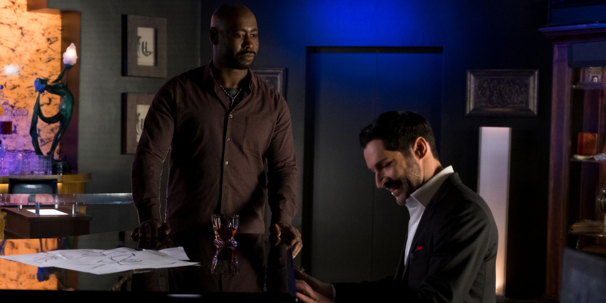 L'Ange Amenadiel (D. B. Woodside) et son frère, le Seigneur des Enfers (Tom Ellis), dans la saison 4 de "Lucifer".