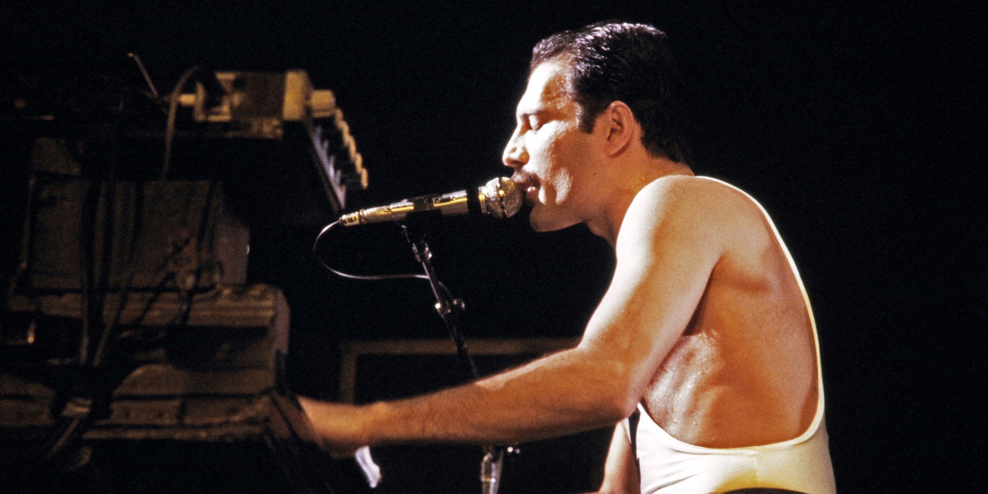 Freddie Mercury lors d'un concert de Queen, au Palais omnisports de Paris-Bercy, le 18 septembre 1984.