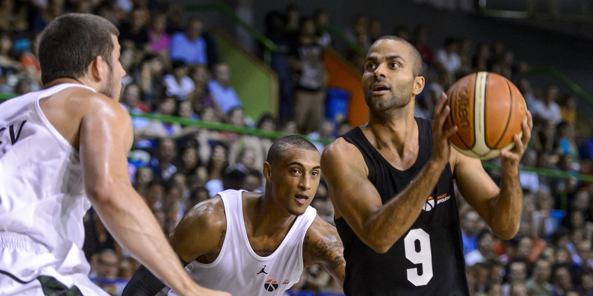 Tony Parker et Edwin Jackson au duel durant un match de charité, le 17 juillet 2013 à Oklahoma City.