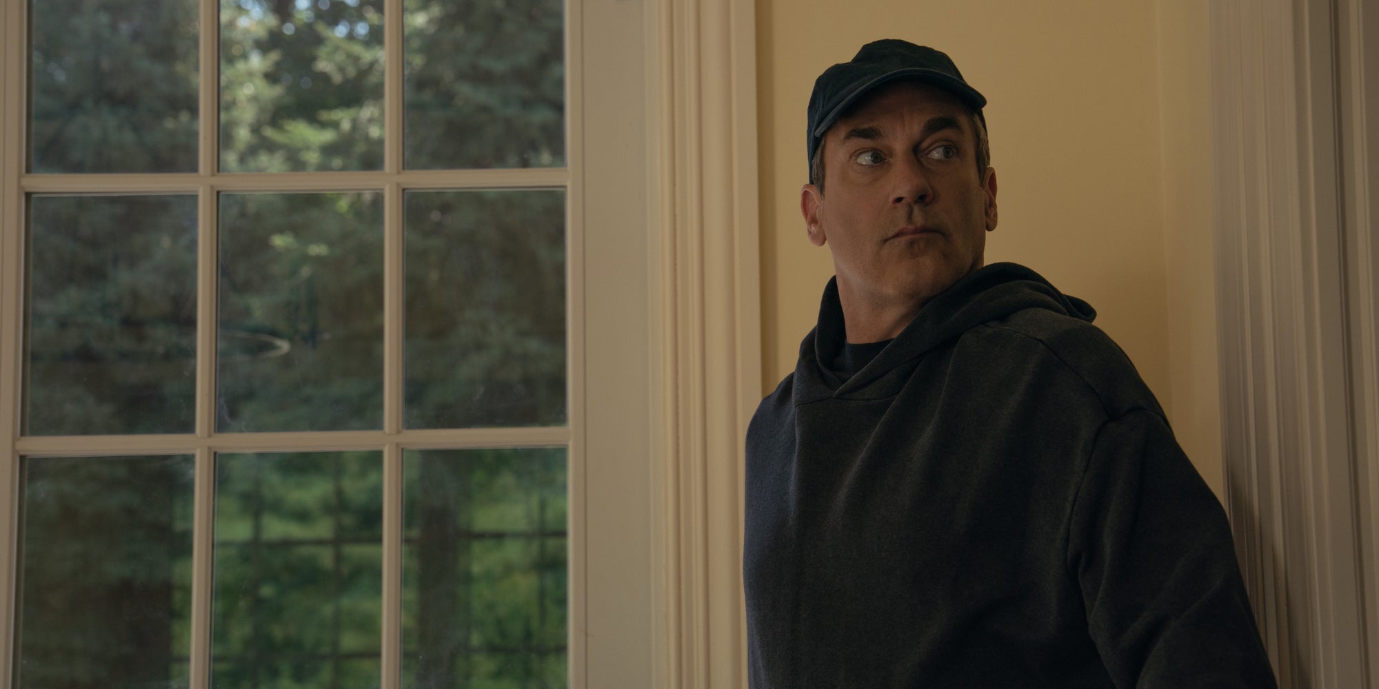 Jon Hamm dans Vrais voisins, faux amis, actuellement sur Apple TV.