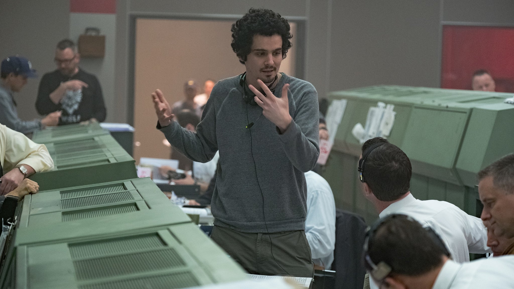 Le réalisateur Damien Chazelle sur le tournage de "First Man". Le réalisateur Damien Chazelle sur le tournage de "First Man".