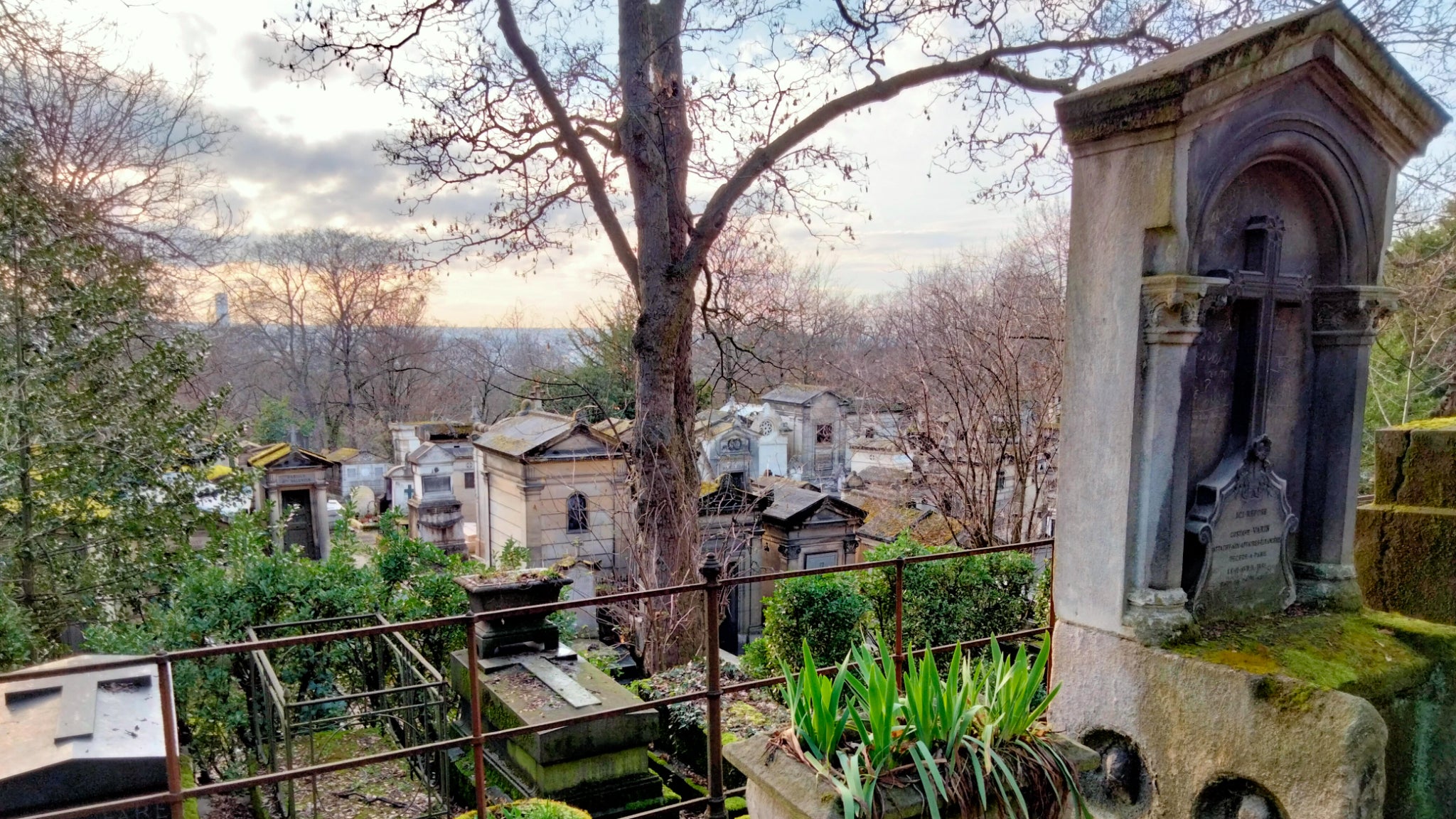 Dès que la luminosité baisse, un peu de bruit numérique apparaît, mais le résultat reste bon, sauf la nuit