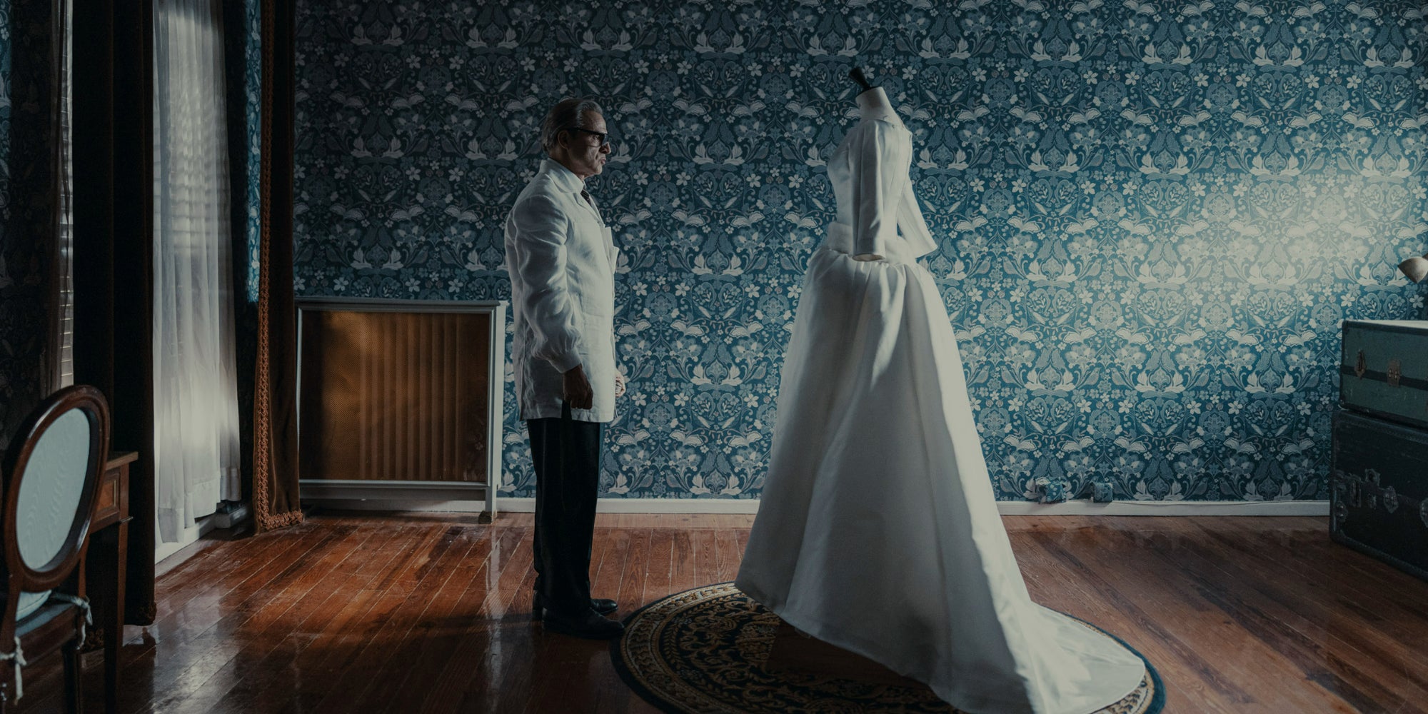 Le destin exceptionnel du couturier Cristóbal Balenciaga raconté dans une série éponyme sur Disney+