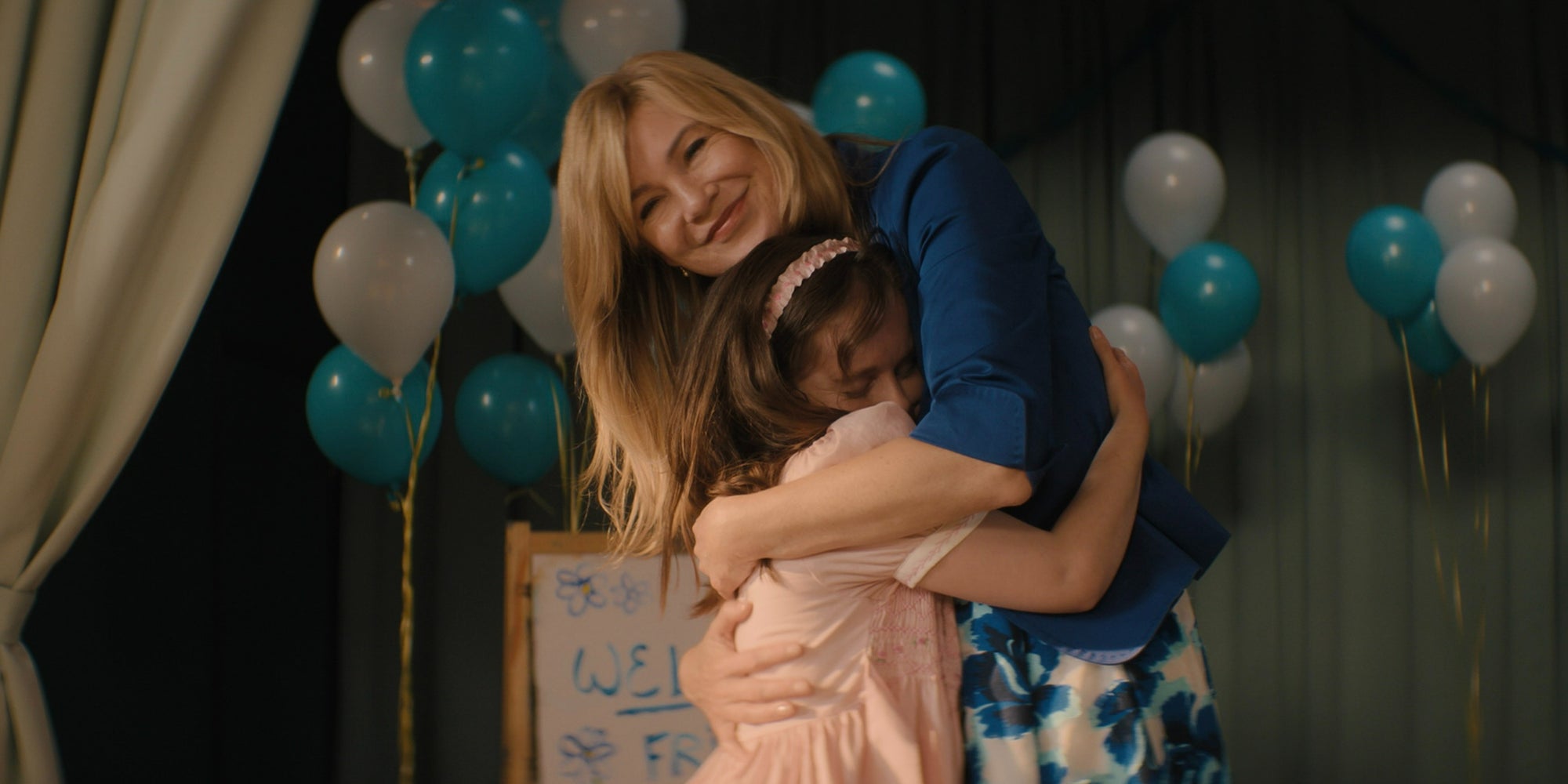 Ellen Pompeo (Kristine Barnett) et Imogen Faith Reid (Natalia Grace) dans la série "Good American Family" sur Disney+. 