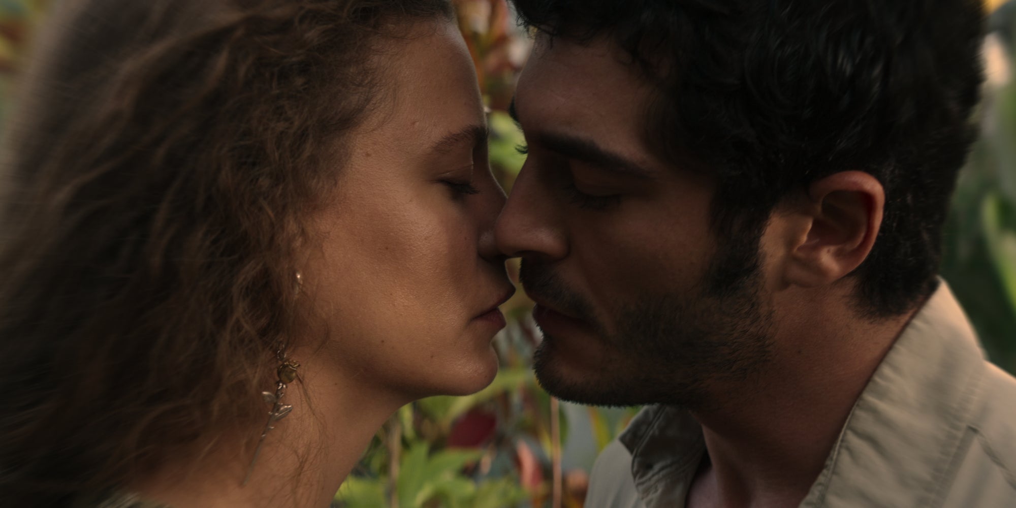 Serenay Sarıkaya et Burak Deniz sont de retour dans les rôles de Sahsu et Maran dans la saison 2 de Shahmeran sur Netflix. 
