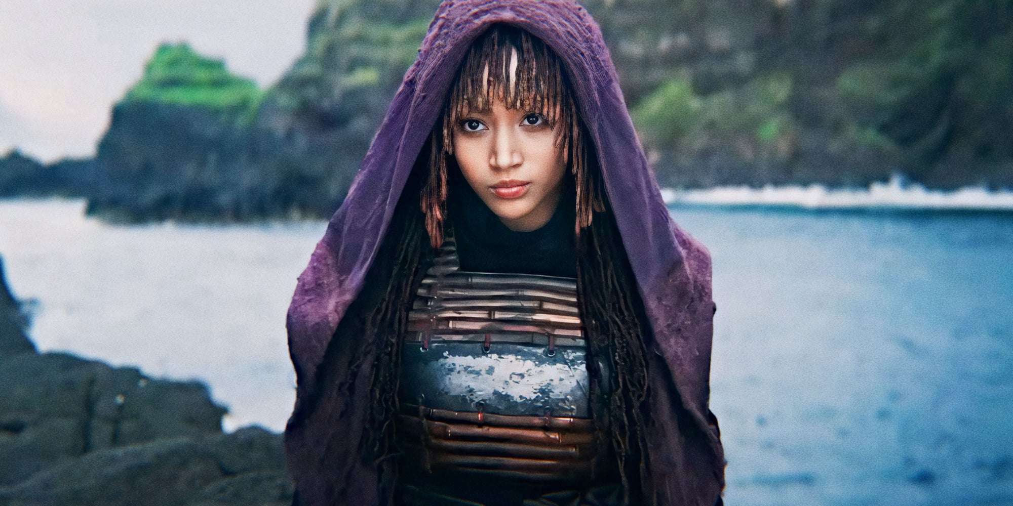 Le personnage d'Amanda Stenberg semble être une padawan s'étant détournée de l'ordre Jedi. Elle participe maintenant à des assassinats de ses anciens partenaires.