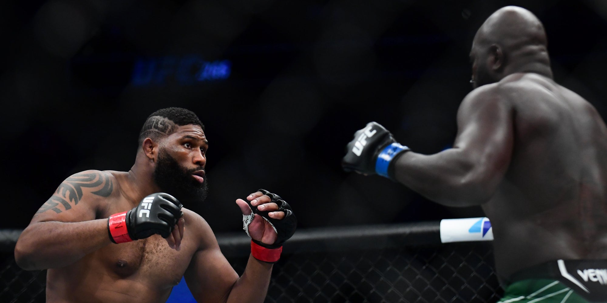 Curtis Blaydes (à gauche) face à Jairzinho Rozenstruik lors de l'UFC 266, le 25 septembre 2021 à Las Vegas, Nevada