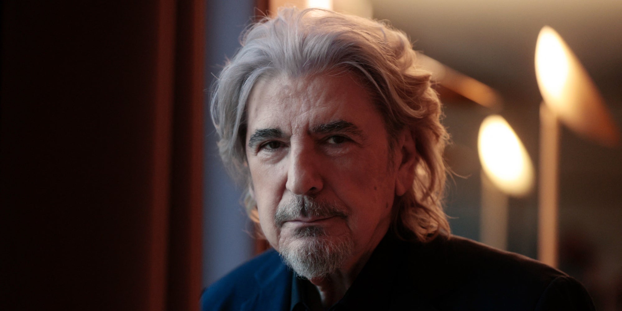 Serge Lama prend la pose durant une session photo à Paris, le 21 septembre 2022. 