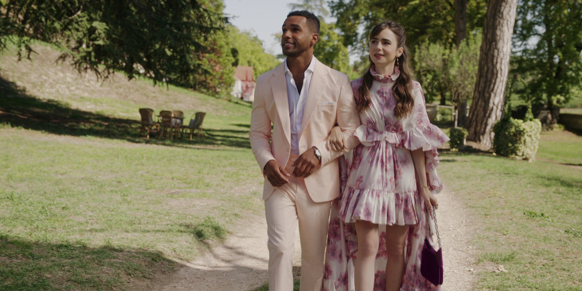 Alfie (Lucien Laviscount) et Emily (Lily Collins) dans l'épisode 10 de la saison 3 d'"Emily in Paris". 