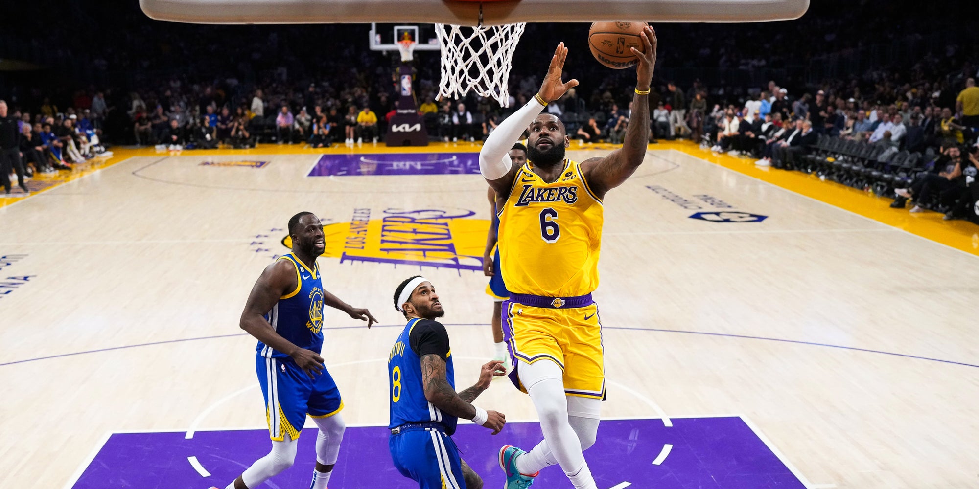 LeBron James au shoot lors du Game 4 des demi-finales de Conférence entre les Lakers et les Golden State Warriors, à Los Angeles, le 8 mai 2023. 