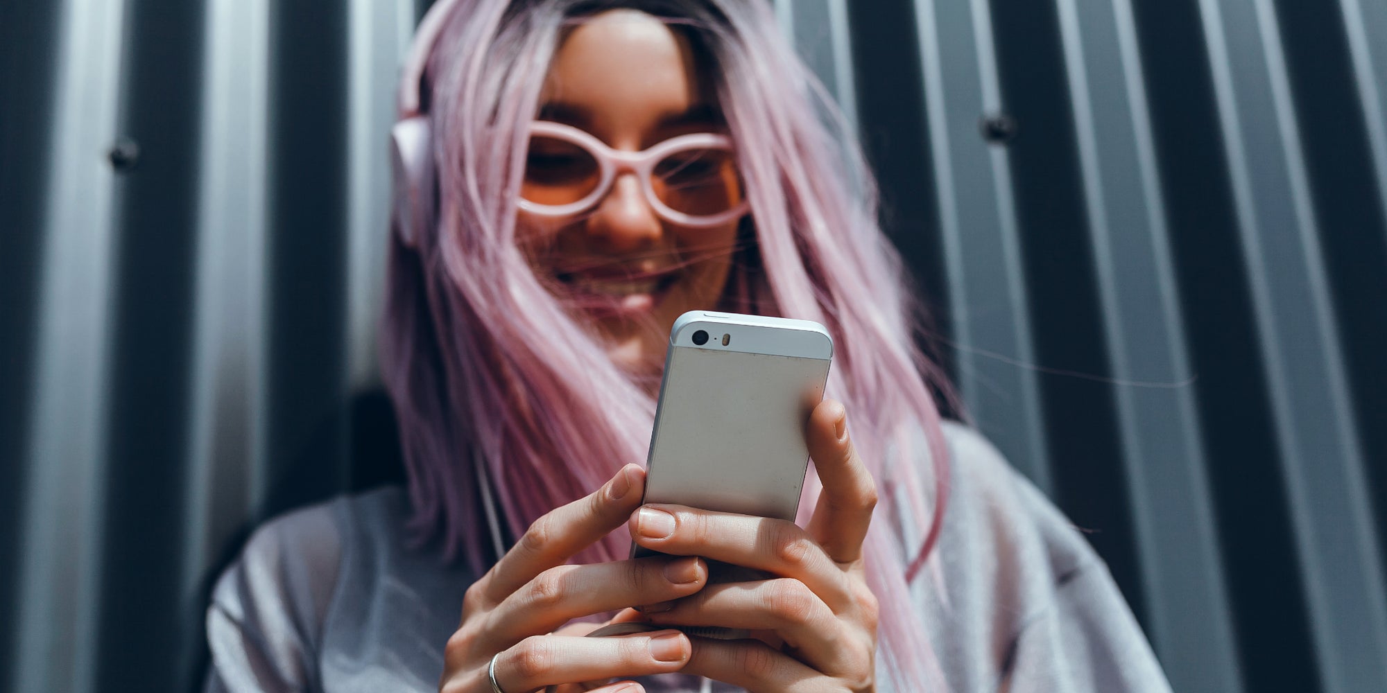 Après les AirPods, c'est un casque audio qui devrait bientôt arriver sur les oreilles des utilisateurs d'iPhone.