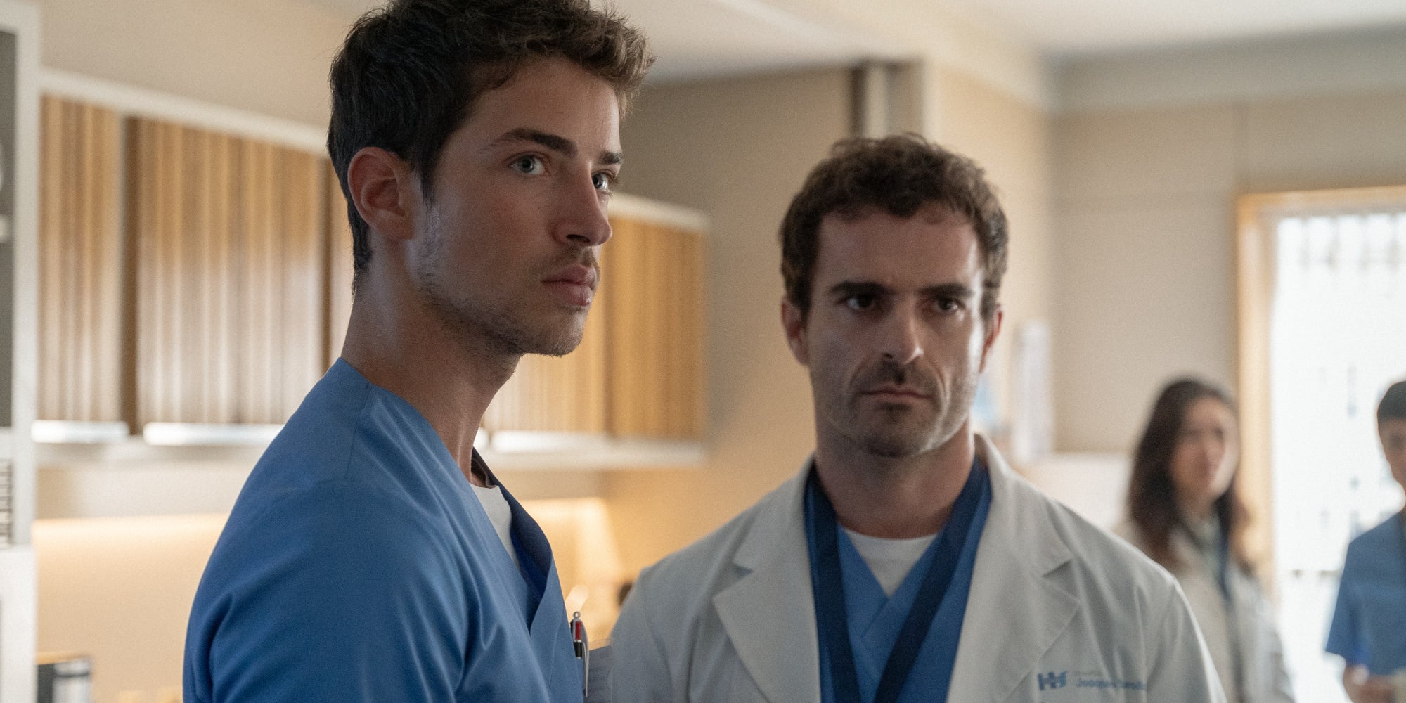 Biel (Manu Rios) et Nestor (Borja Luna) au cœur d'une crise médicale dans la saison 1 de "Respira". 