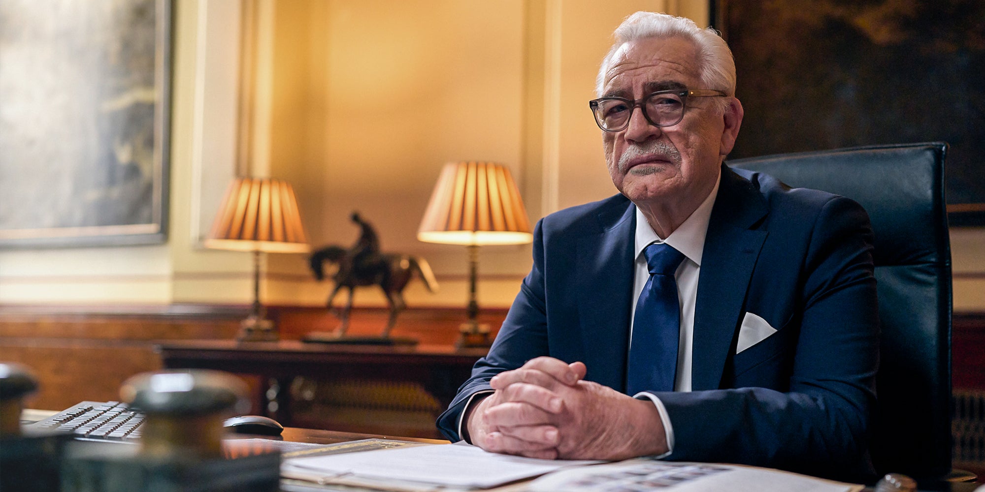 Brian Cox est à nouveau le Contrôleur dans la saison 2 de la télé-réalité "007 : En Route pour le million", disponible dès maintenant sur Prime Video. 