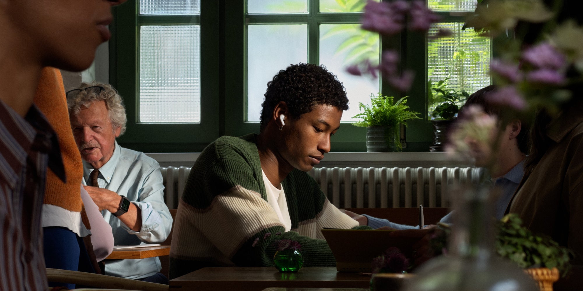 Les AirPods 5, d'ores et déjà les écouteurs les plus réparables jamais conçus par Apple.