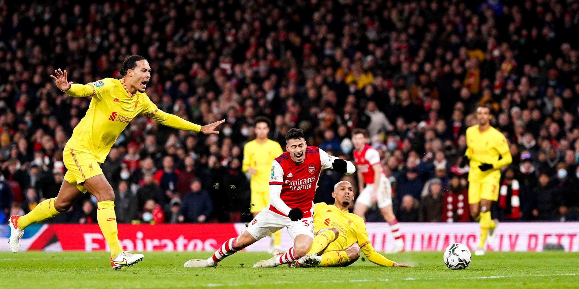 Les joueurs d'Arsenal et Liverpool à la lutte lors du match de Carabao Cup, le 20 janvier 2022 à l'Emirates Stadium, Londres
